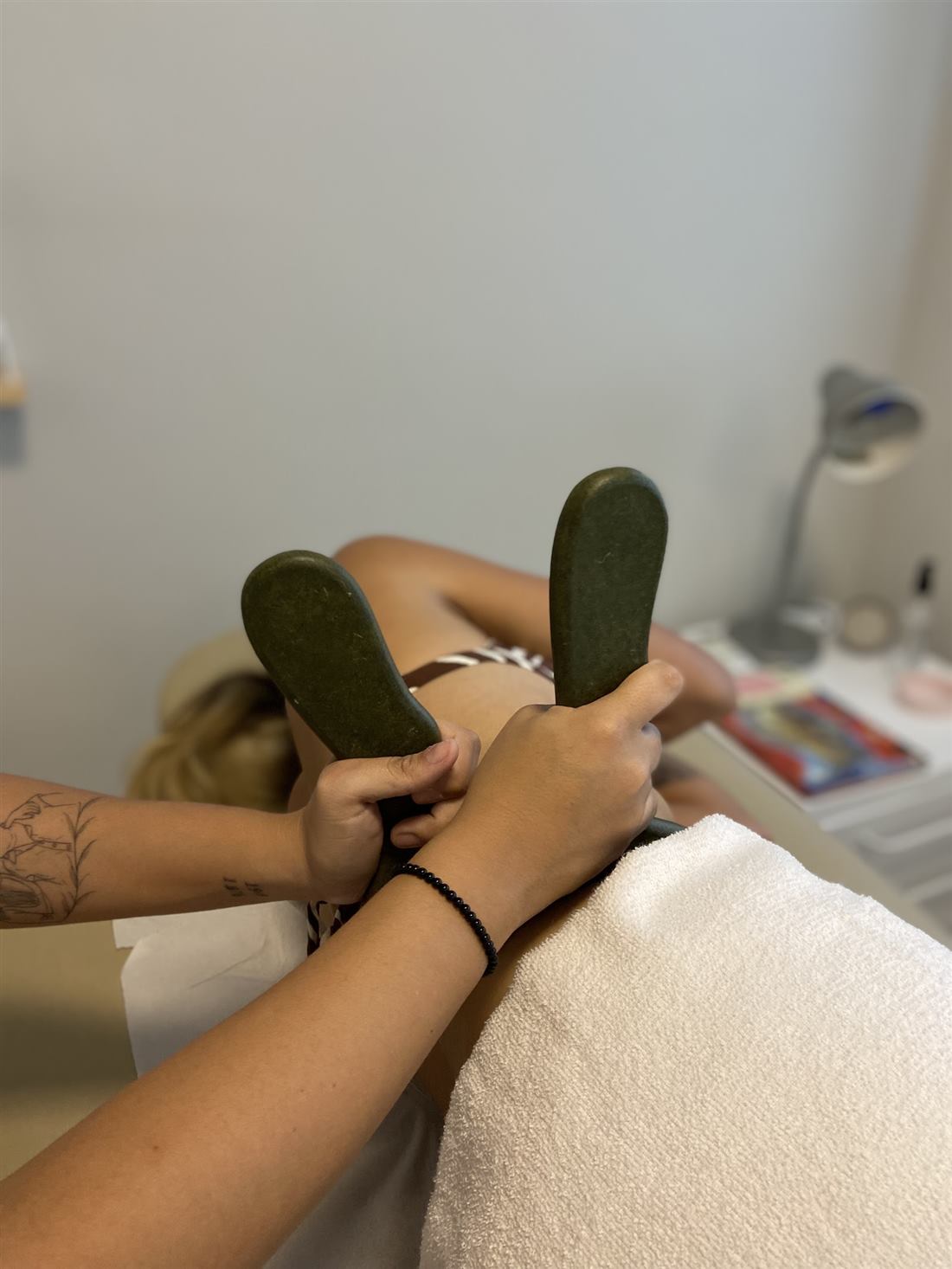 Terapia manual com pedras na Movitta