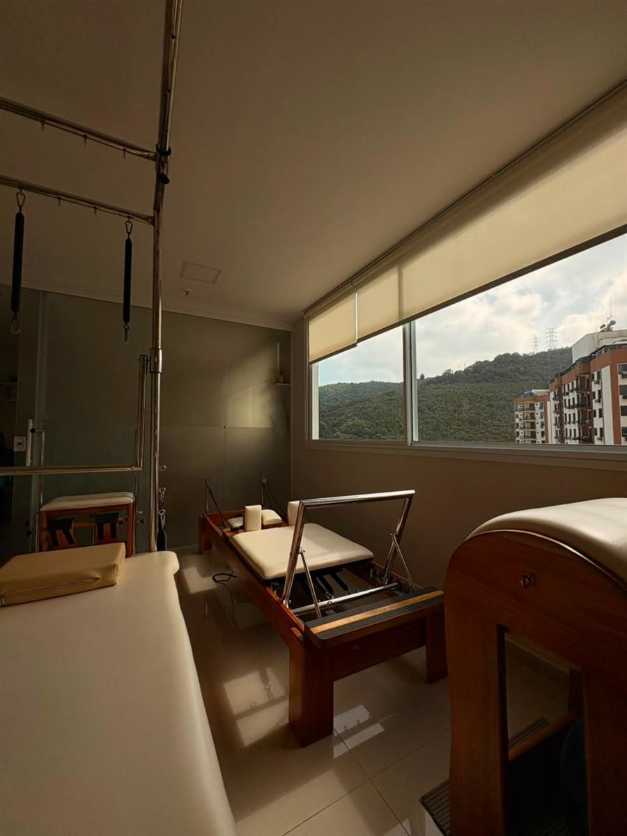 Sala de Pilates da Movitta com vista para as montanhas