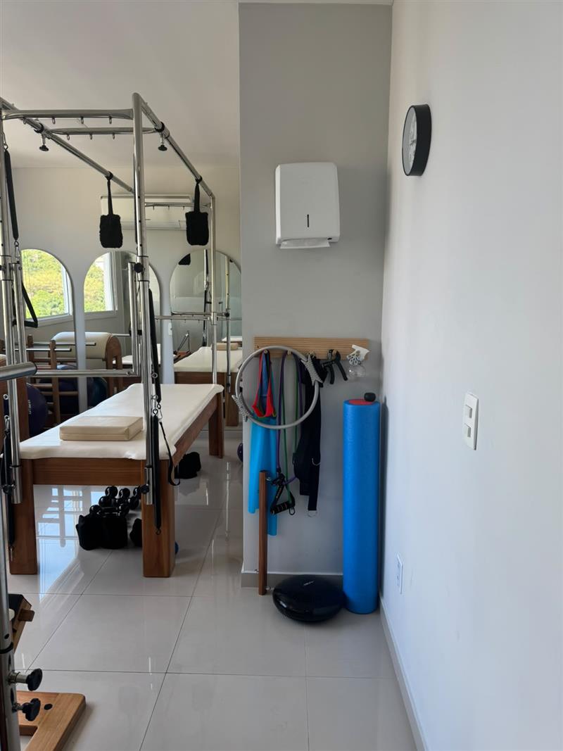 Corredor do estúdio com acessórios de Pilates