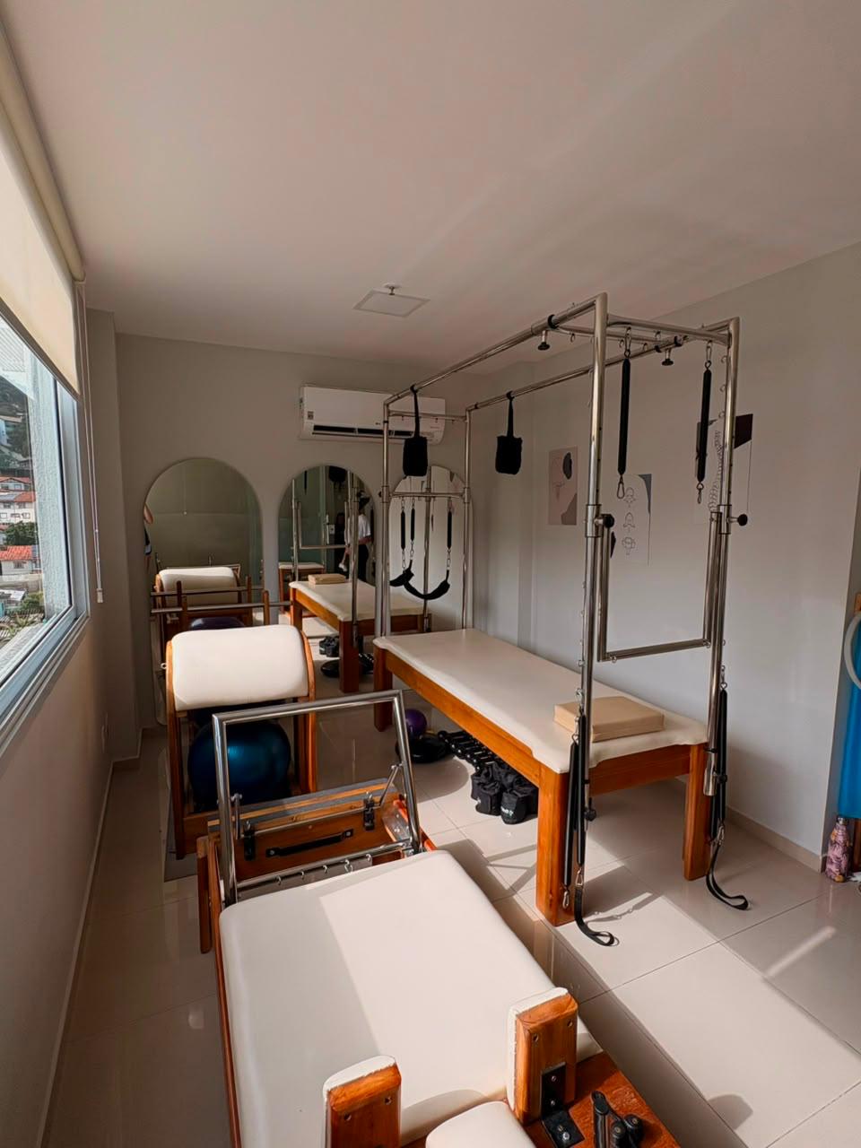 Sala de Pilates da Movitta, com aparelhos cadillac, arcos e espelhos